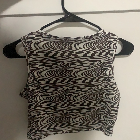 Funky print crop top - Picture 2 of 3